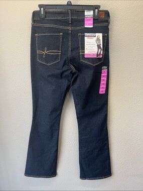 Denizen from Levi’s modern boot cut jeans. Size 8 short